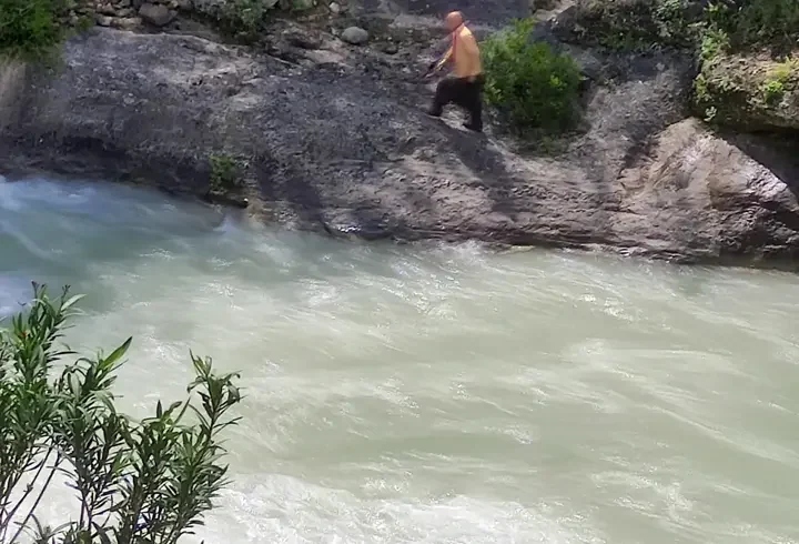 Serinlemek için girdiği çayda akıntıya kapılarak kayboldu