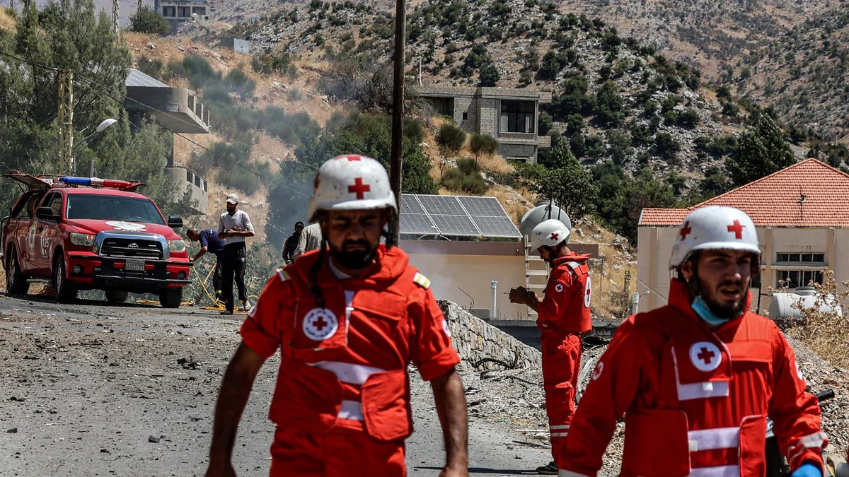 Heridos dos trabajadores de la Cruz Roja libanesa tras la explosión de una mina terrestre en el sur de Líbano