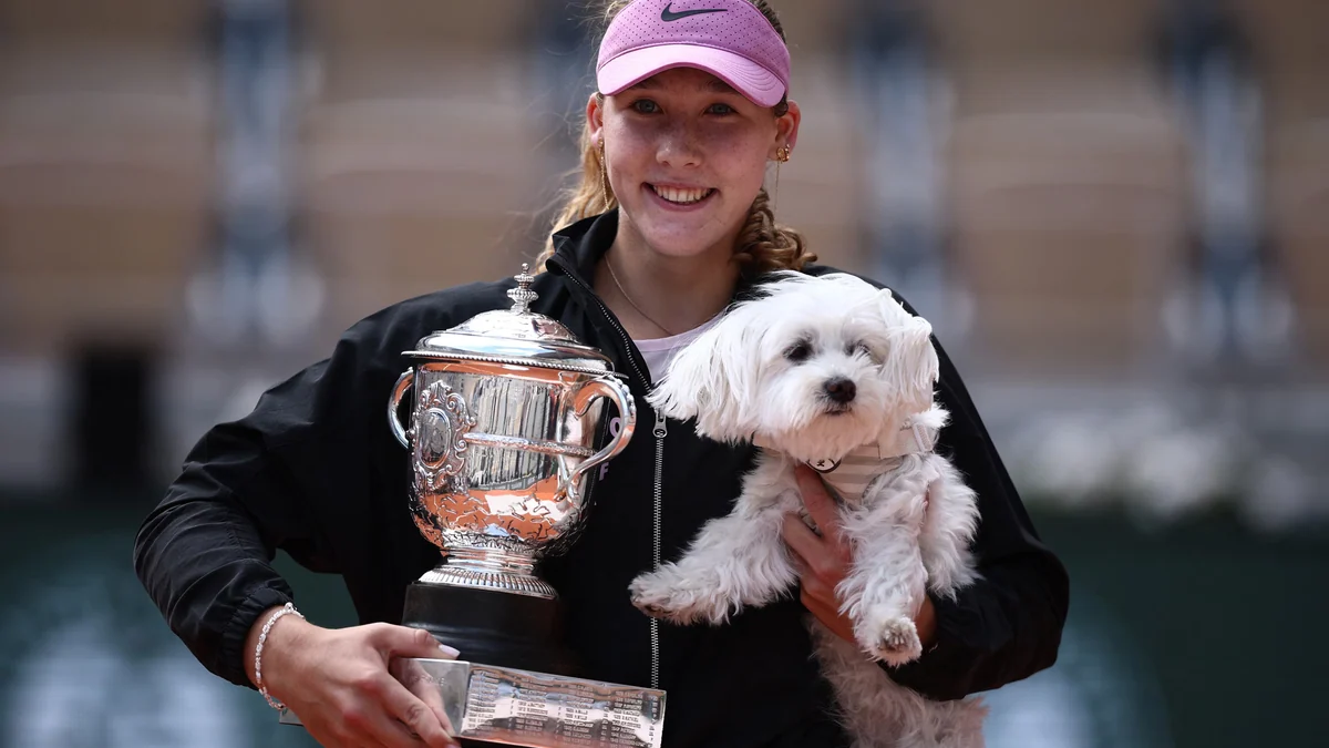La foto viral de Mirra Andreeva con un perro en Roland Garros: qué hay detrás del fenómeno