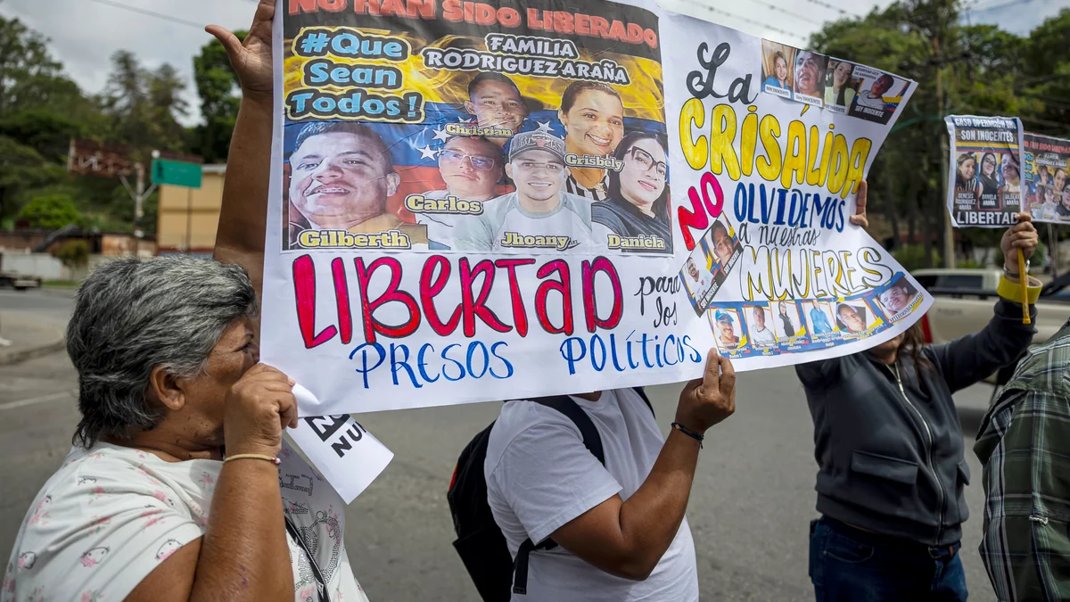 El chavismo abre la primera puerta para militares al liberar a un general y a siete paracaidistas
