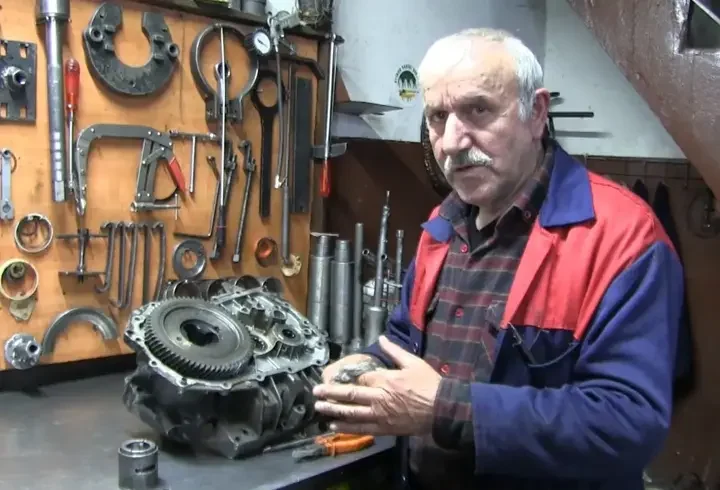 Çıraklıktan başladığı oto tamirciliğinde yarım asrı aştı