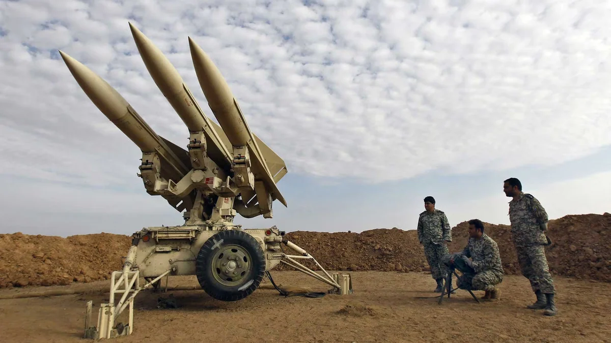 El jefe militar iraní amenazó a EEUU con una respuesta “devastadora” tras la octava ofensiva de Washington en Irán
