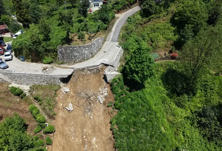 Rize'de sağanak sonrası çöken yol dronla görüntülendi