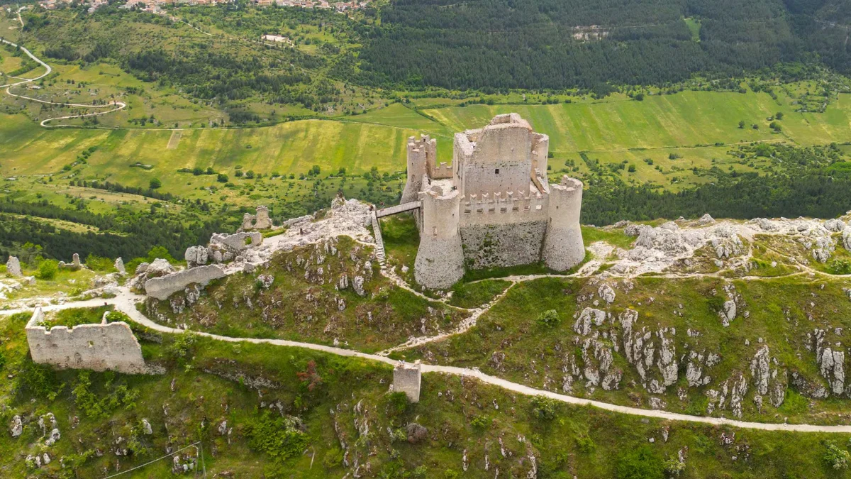 El castillo medieval de Italia a 1.500 metros de altitud: un paraíso de película entre las nubes que un terremoto casi destruyó y Hollywood recuperó