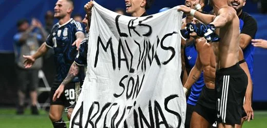 WM 2026: Argentiniens Spieler zeigen Falkland-Banner nach Halbfinale
