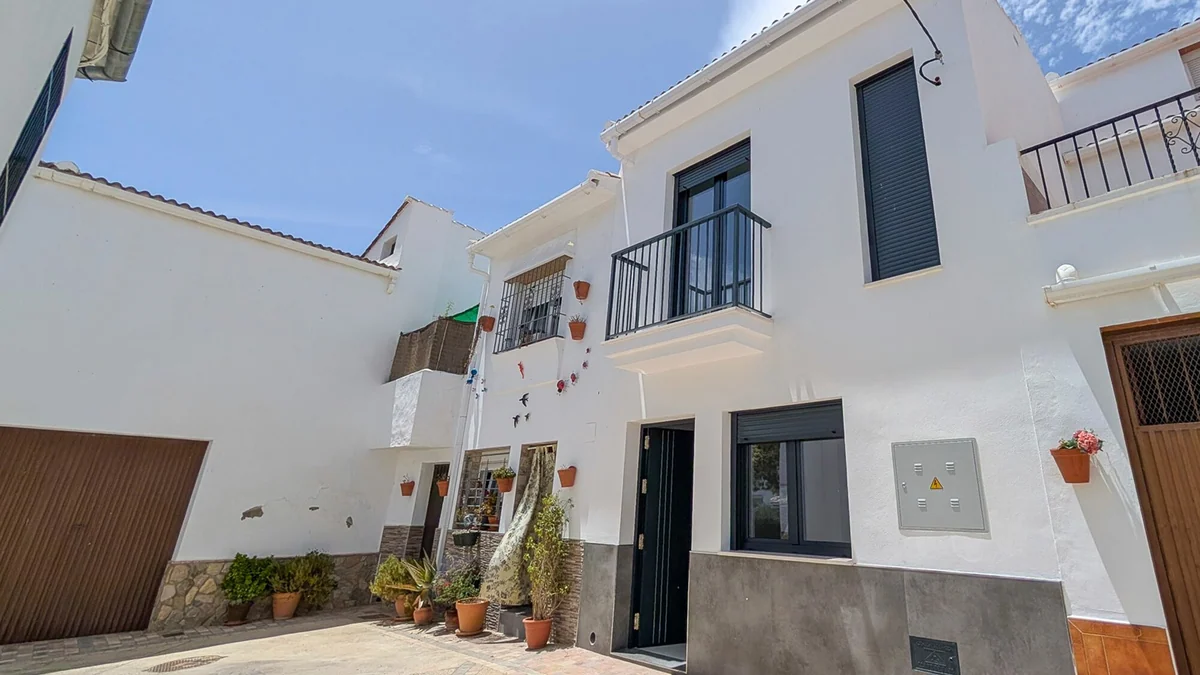 100 metros cuadrados, tres habitaciones y un patio: sortean dos casas en Málaga con papeletas a 10 euros