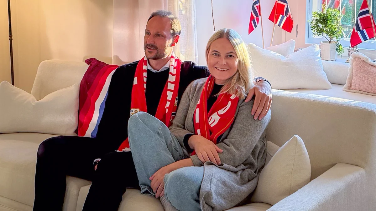 Mit Fanschal: Erste Fotos von Mette-Marit nach Lungentransplantation