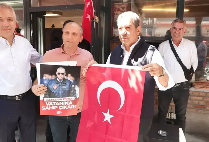 Esenler’de 15 Temmuz öncesi esnafa Türk bayrağı dağıtıldı