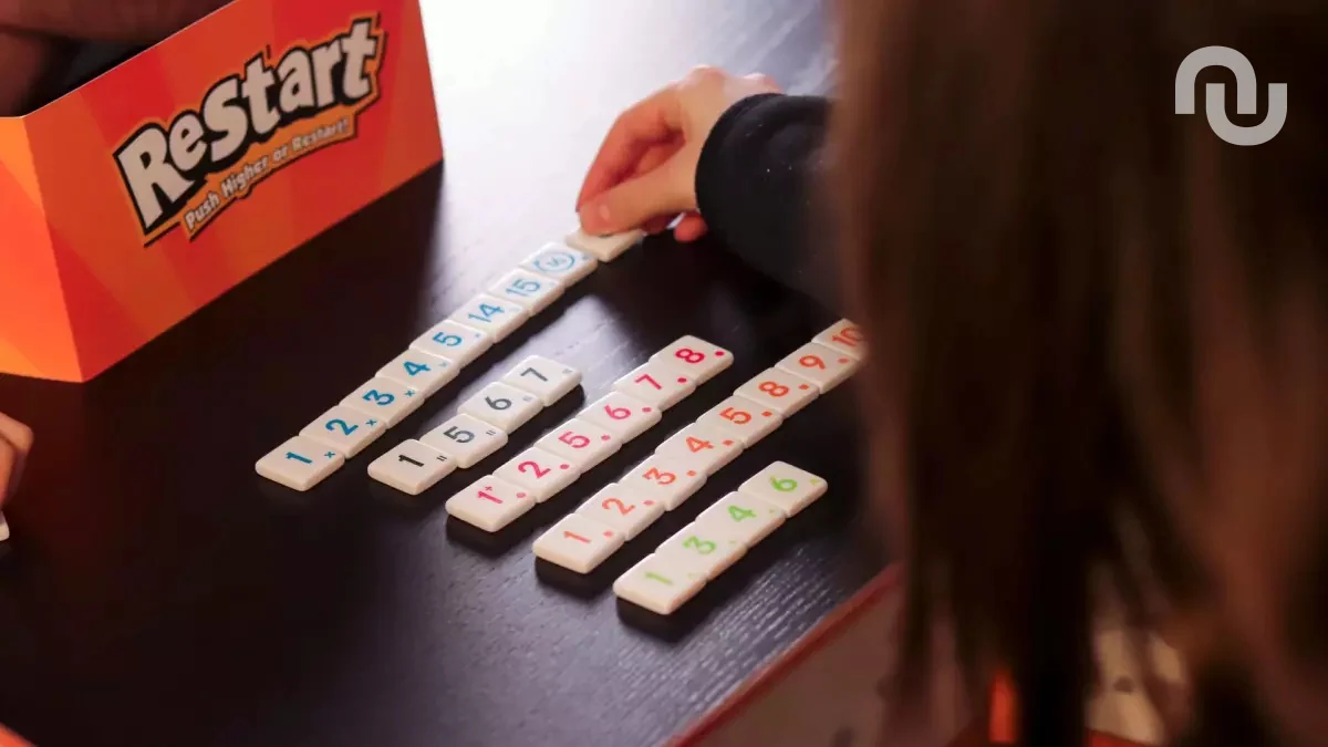 Oubliez le Rummikub ! Ce jeu de tuiles va sauver vos repas de famille