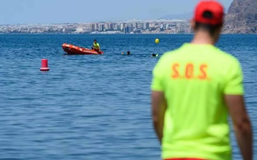 Muere una niña por ahogamiento en la playa de Costacabana (Almería)