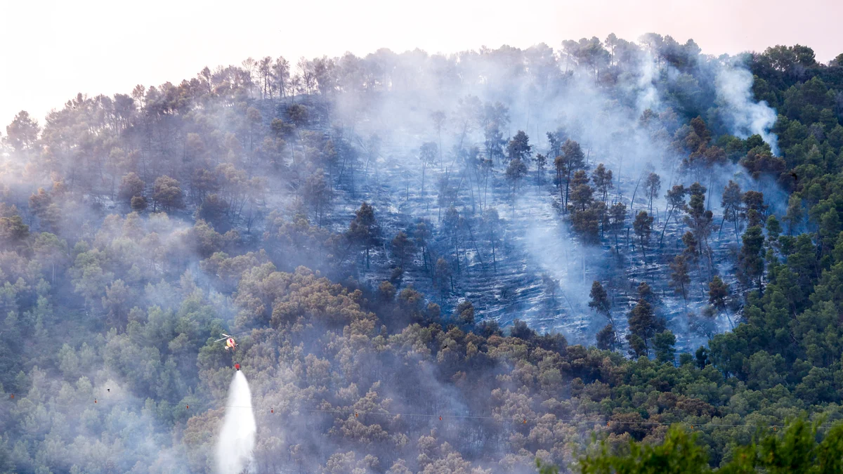El incendio de Sentmenat sigue activo con varios focos, los Bomberos estabilizan el de la Anoia y levantan el confinamiento de más de 30.000 personas