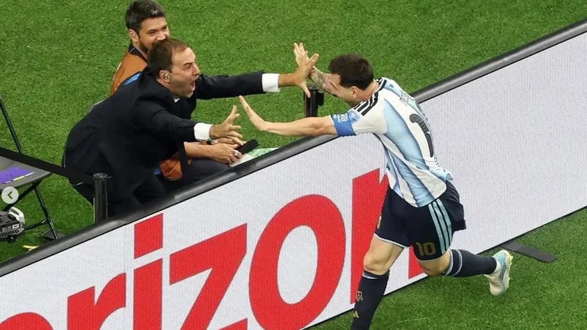 Joaquin Bruno, chi è il giornalista con cui Messi ha festeggiato il gol all’Austria