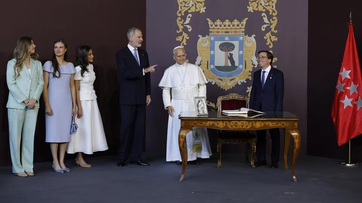 Los Reyes junto a sus hijas acompañan al Papa durante la Santa Misa