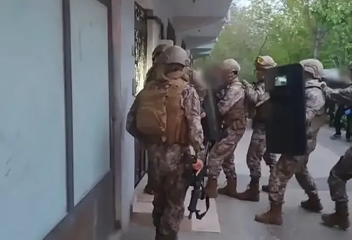 Kıraathane görünümlü kumarhanelerde kadınları kullanıp çiftçileri borçlandırmışlar; 14 gözaltı