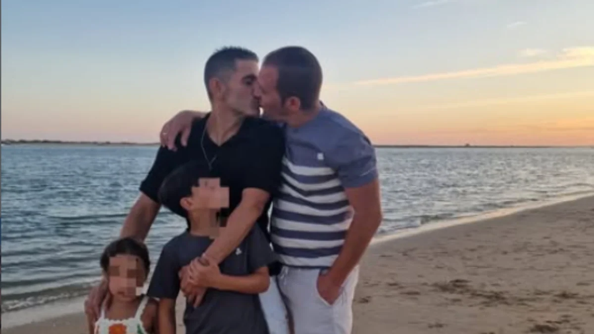 Un concejal sevillano denuncia una ola de insultos homófobos por compartir una foto con su marido e hijos
