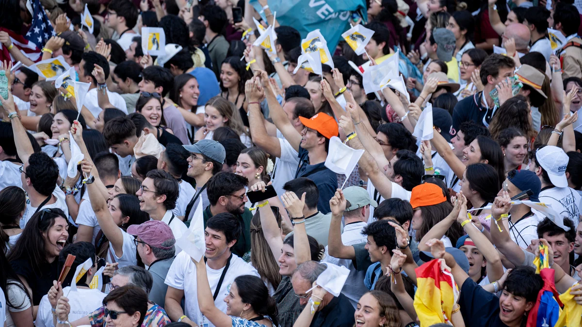 Miles de creyentes llenan enfervorizados la Plaza de Lima para vivir la Vigilia de la Oración con León XIV: "Ésta es la juventud del Papa"