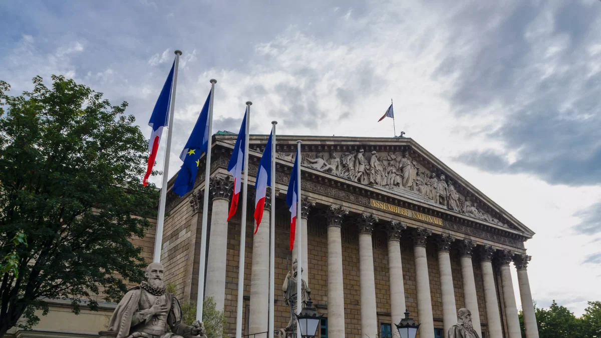 Arrêts maladie, allocations chômage... Que contient le projet de loi contre les fraudes sociales et fiscales, adopté ce lundi ?