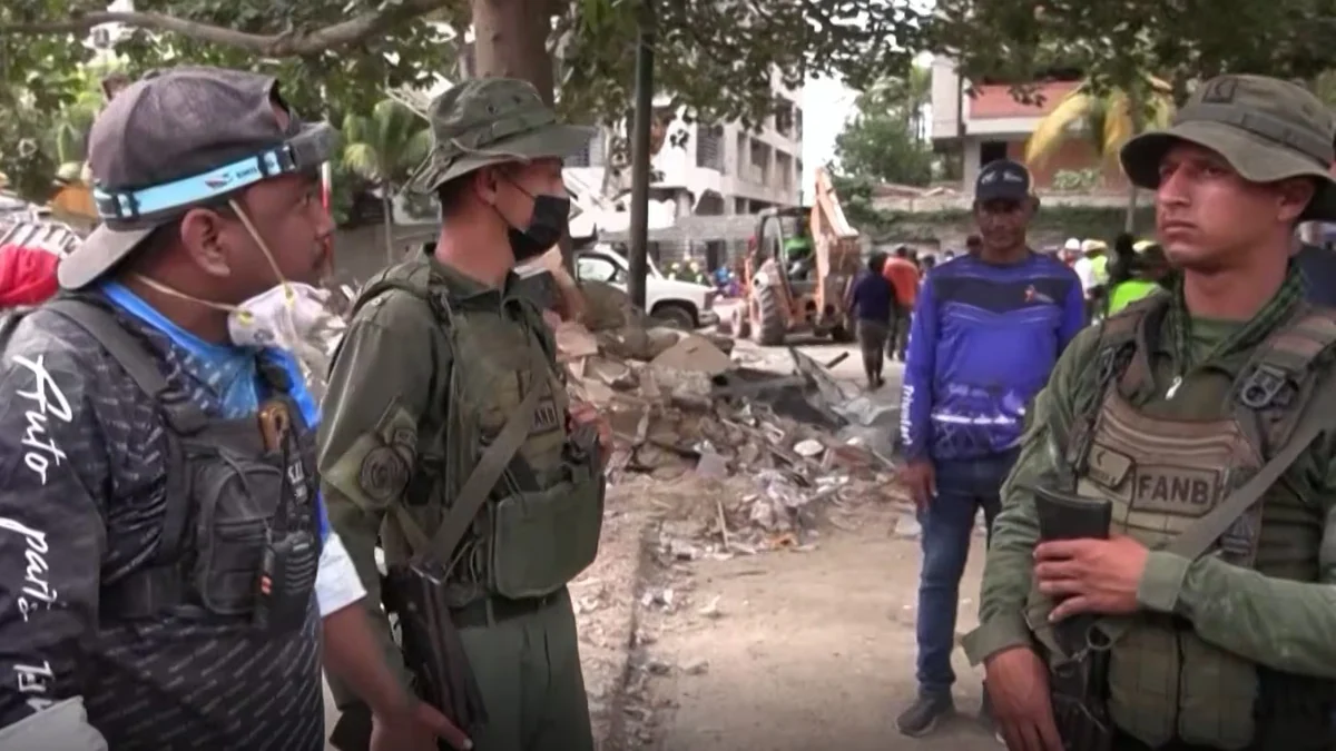 “Bajen las armas y tomen las palas”: familiares obligaron a militares venezolanos a sumarse al rescate de víctimas del terremoto