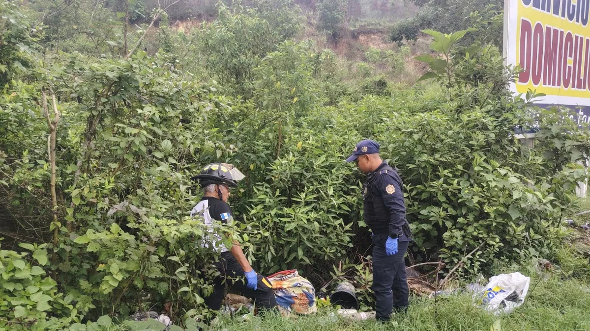 El hallazgo de un cuerpo envuelto en sábanas en la ruta a San Pedro Ayampuc conmociona en Guatemala