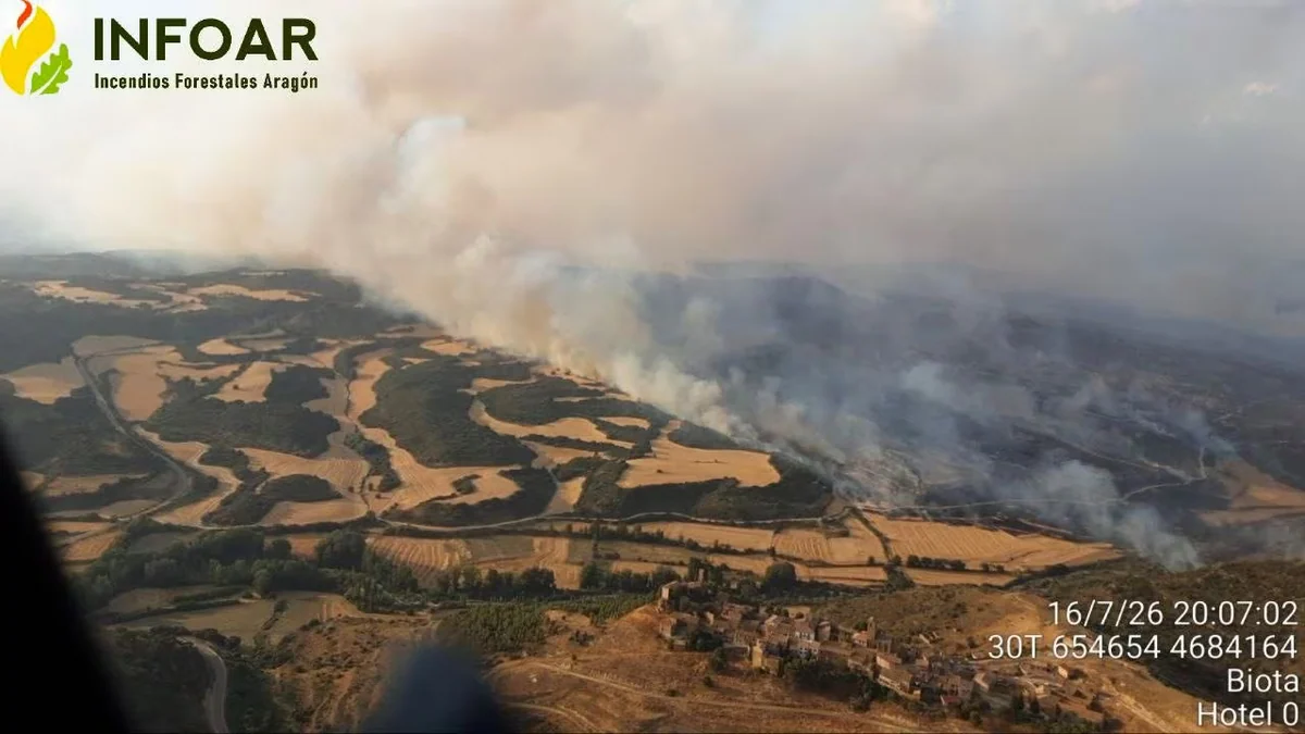 Última hora de los incendios forestales, en directo | El incendio de Orés (Zaragoza) amenaza el casco urbano de Luesia: “Está llegando el fuego allí”