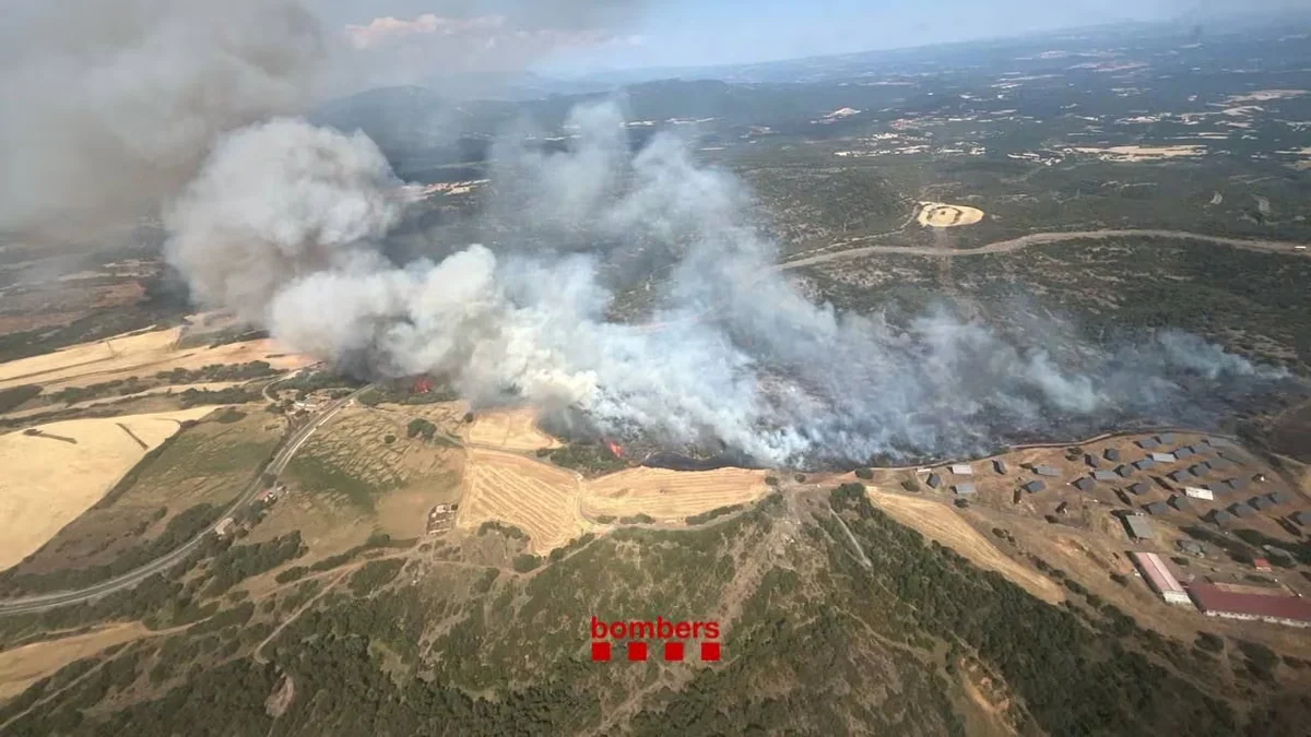 Dos incendios descontrolados en Cataluña obligan a confinar a 40.000 personas