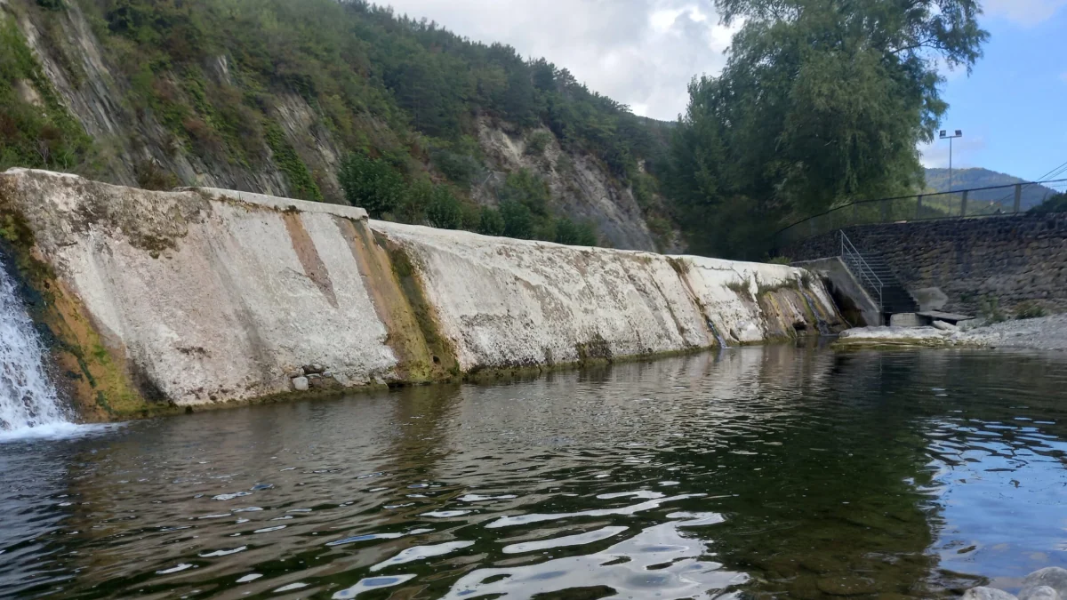 Mueren ahogados dos menores y su madre en la presa de Roncal en el río Esca (Navarra)