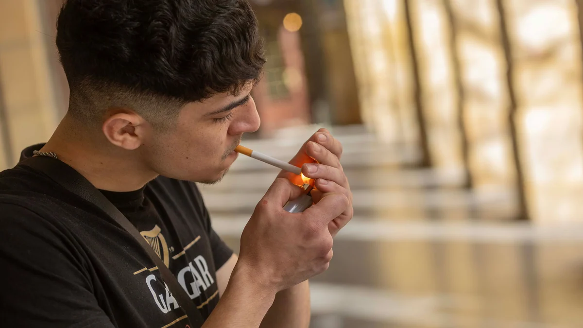 La nueva ley del tabaco prohíbe fumar a los menores y hacerlo en terrazas y campus universitarios
