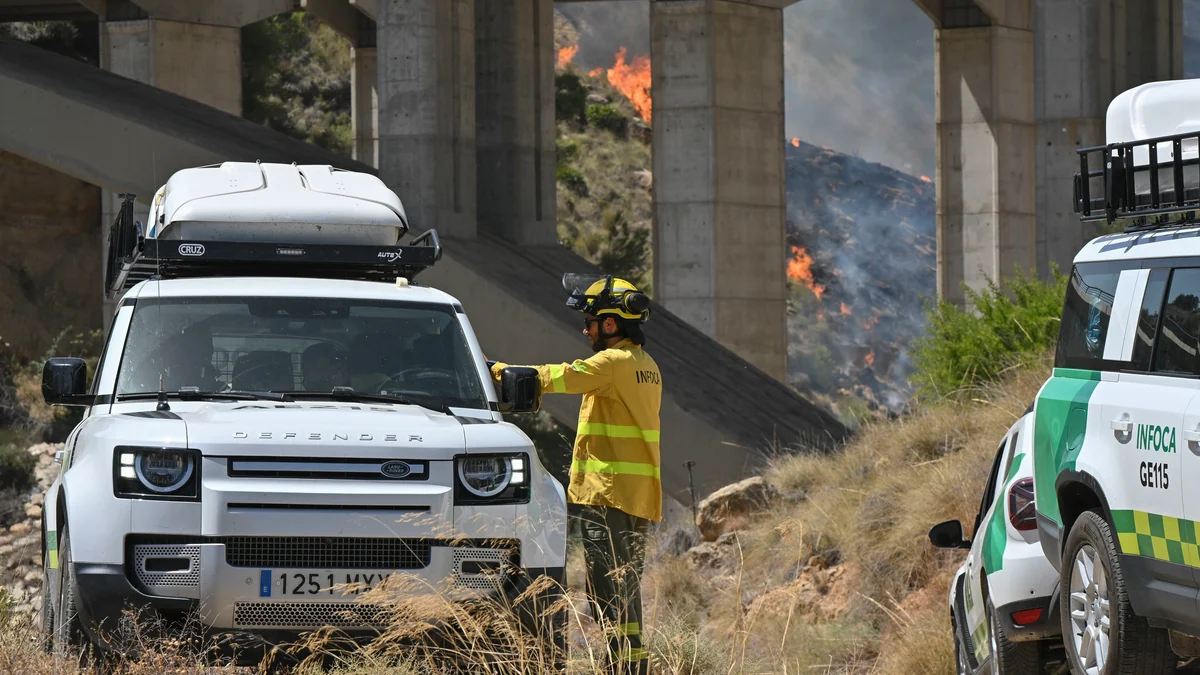 "Puedes mandar a toda la UME y a toda la OTAN que no lo vas a apagar": qué hace tan extremo un incendio como el de Almería