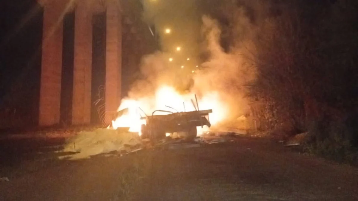 Tragedia en el Complejo Zárate-Brazo Largo: un camión que transportaba soda cáustica cayó del puente Urquiza, se incendió y murió su conductor