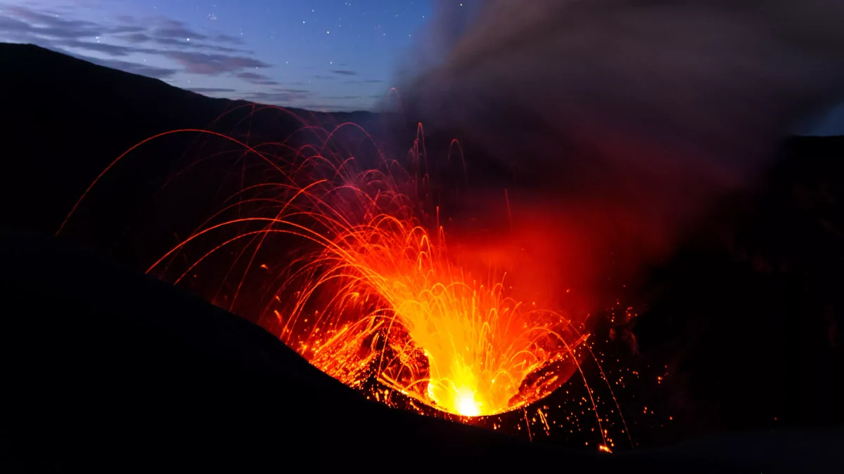 Indonésie : trois randonneurs morts et dix portés disparus après l’éruption du volcan Dukono