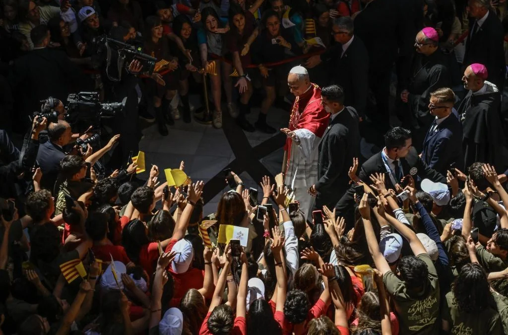 El rosario de ida y vuelta de Sergi: se lo dio al Papa, León XIV lo usó en Montserrat y se lo devolvió cuando se lo reclamó