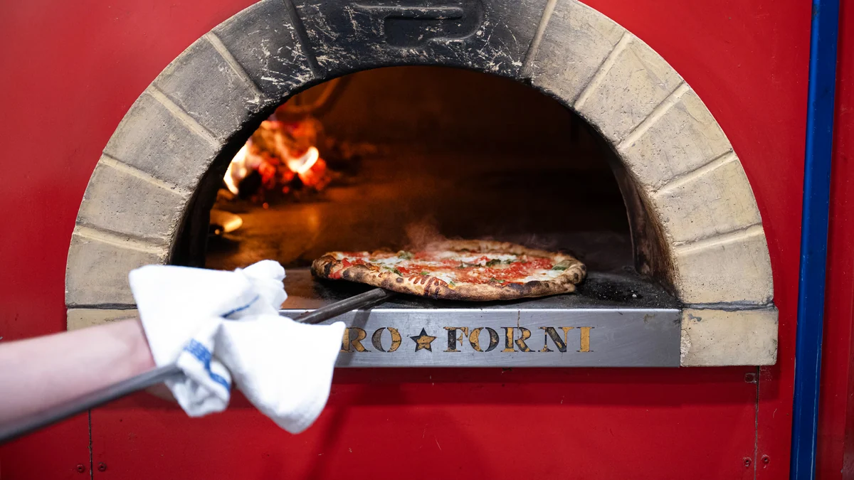 De “pastel nauseabundo” a icono mundial y hasta plato ‘gourmet’: el triunfo a fuego lento de la pizza napolitana