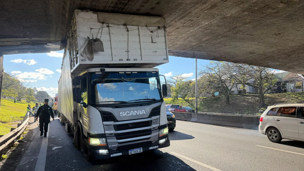 Un camión circulaba por la General Paz, chocó contra un puente y quedó atrapado: generó demoras en el tránsito