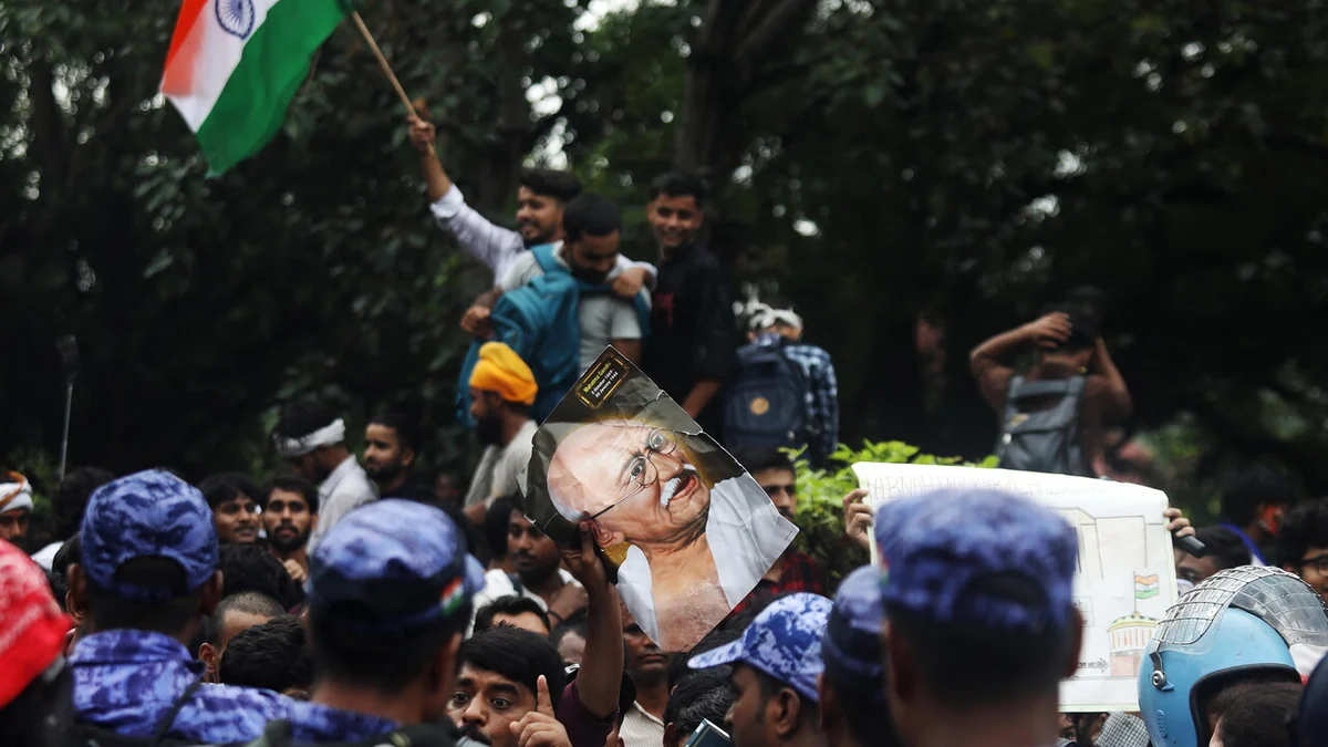 Migliaia di persone protestano nel centro di Nuova Delhi