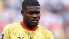 Spence appears not to shake hands with Partey