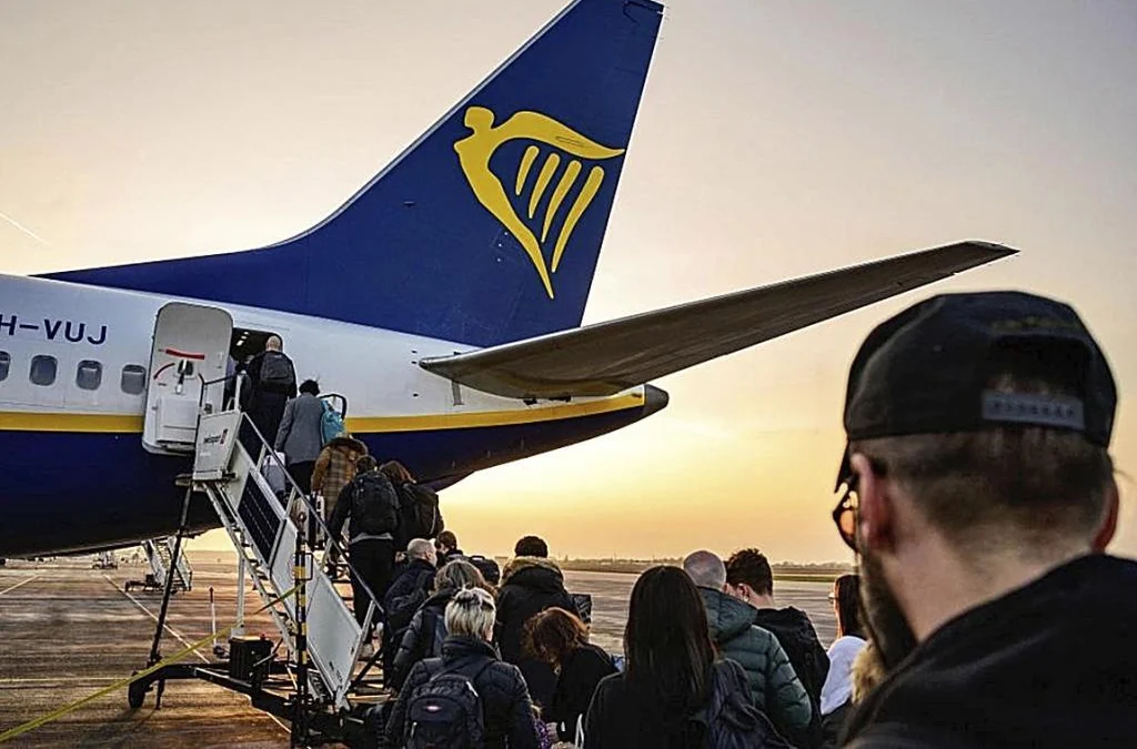 Reino Unido investiga a Ryanair por cobrar a los padres para sentarse junto a sus hijos