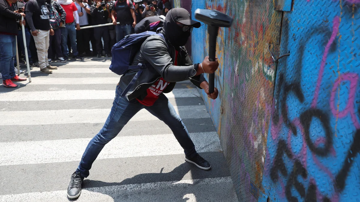 Gobierno de CDMX deslinda a la CNTE de cohetones: investiga hechos que dejaron dos heridos