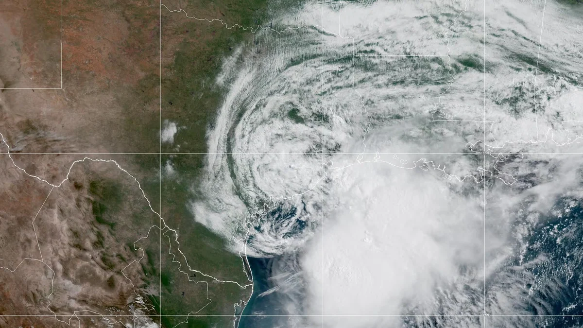 Onda tropical activa lluvias y tormentas eléctricas en gran parte de Honduras este domingo
