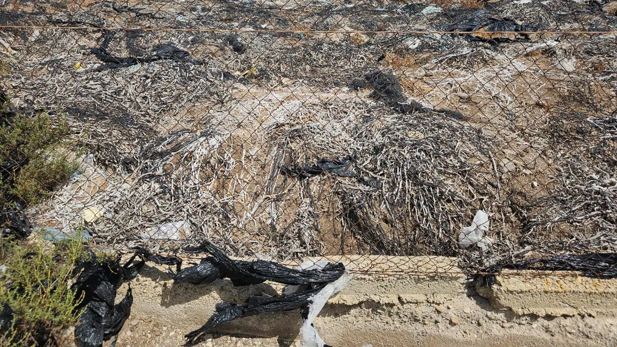 El caso de Boqueras Altas, una parcela que es puro plástico con toneladas de residuos, explica el problema de Almería