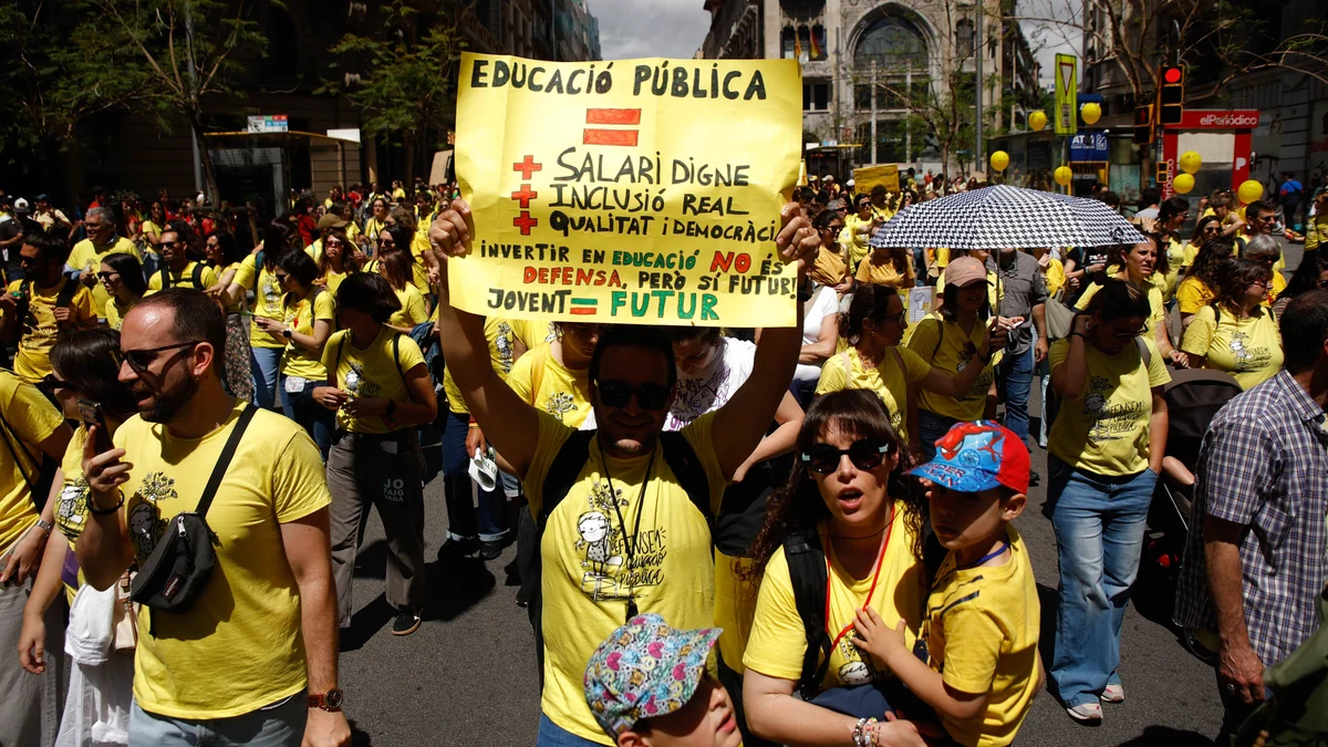 Familias y estudiantes se unen a los docentes catalanes en la última manifestación del curso