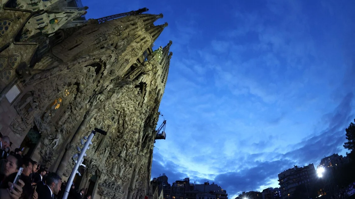 Il Papa nella Sagrada Familia: 'I cristiani non possono fare la guerra'