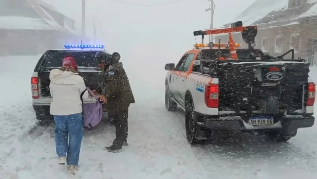 Rescataron a tres turistas que quedaron varados en la alta montaña de Mendoza tras el temporal de nieve