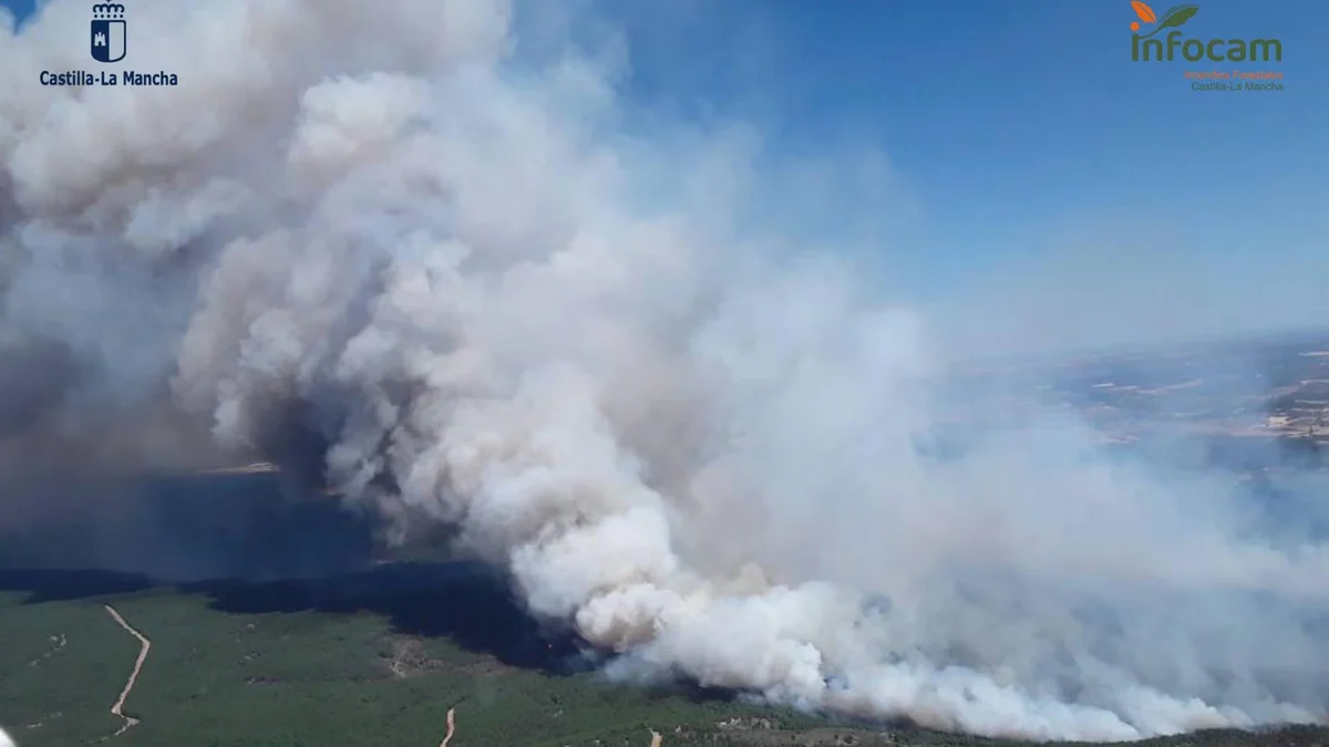 El viento complica los incendios en Orés, Zaragoza y Guadalajara, mientras Madrid mantiene su fuego estable