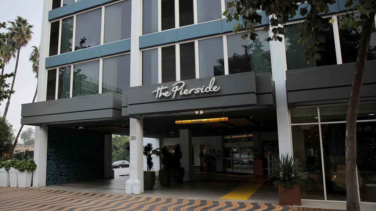 Los Ángeles posterga el salario mínimo de USD 30 la hora en hoteles: qué significa para miles de trabajadores latinos