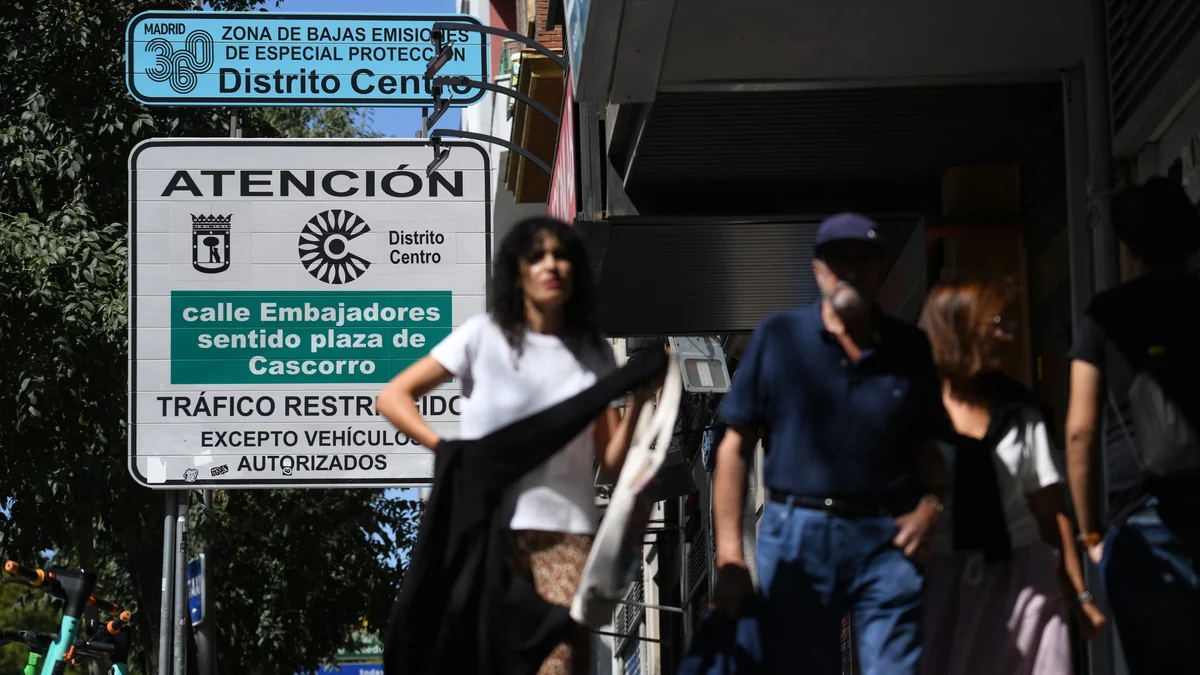 Las multas de las zonas de bajas emisiones de Madrid disparan la compra de coches eléctricos o híbridos y el uso del transporte público