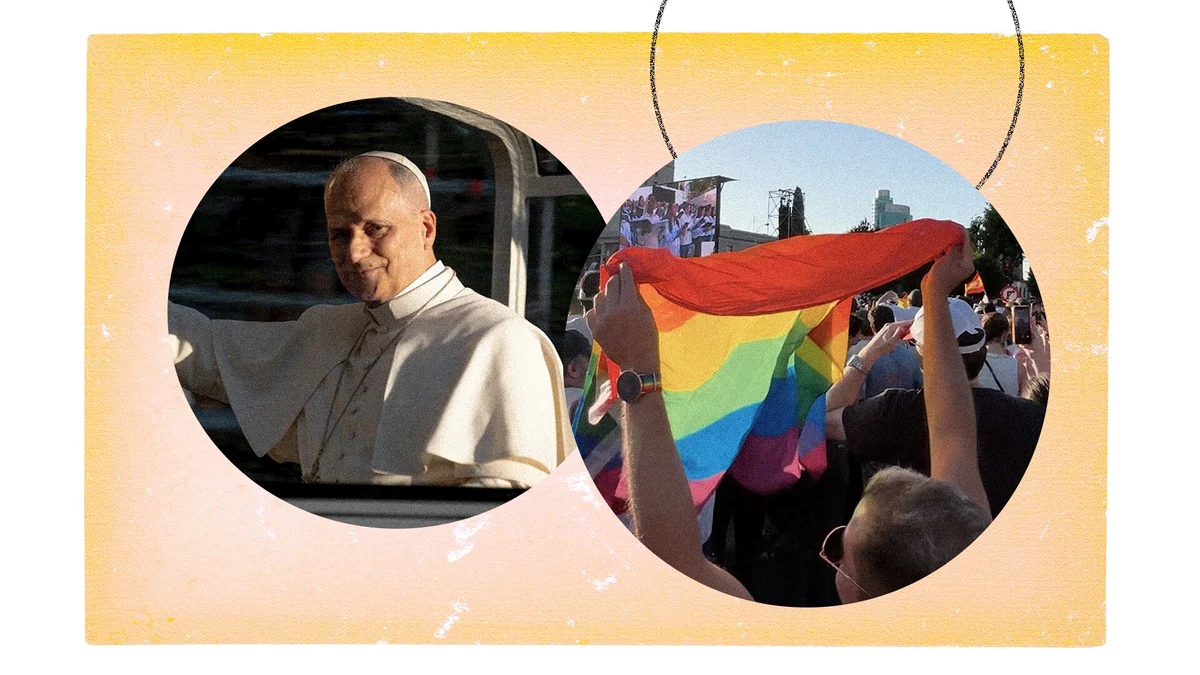 Una bandera arcoíris entre los que aclaman al papa León XIV