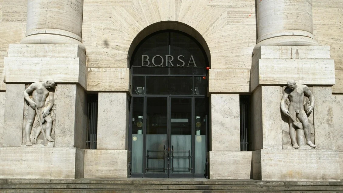 Borsa: Milano apre in forte calo