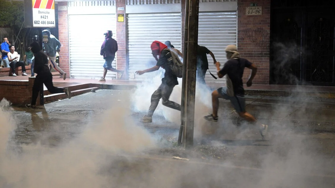 Proteste in Colombia contro la vittoria di de la Espriella, un morto
