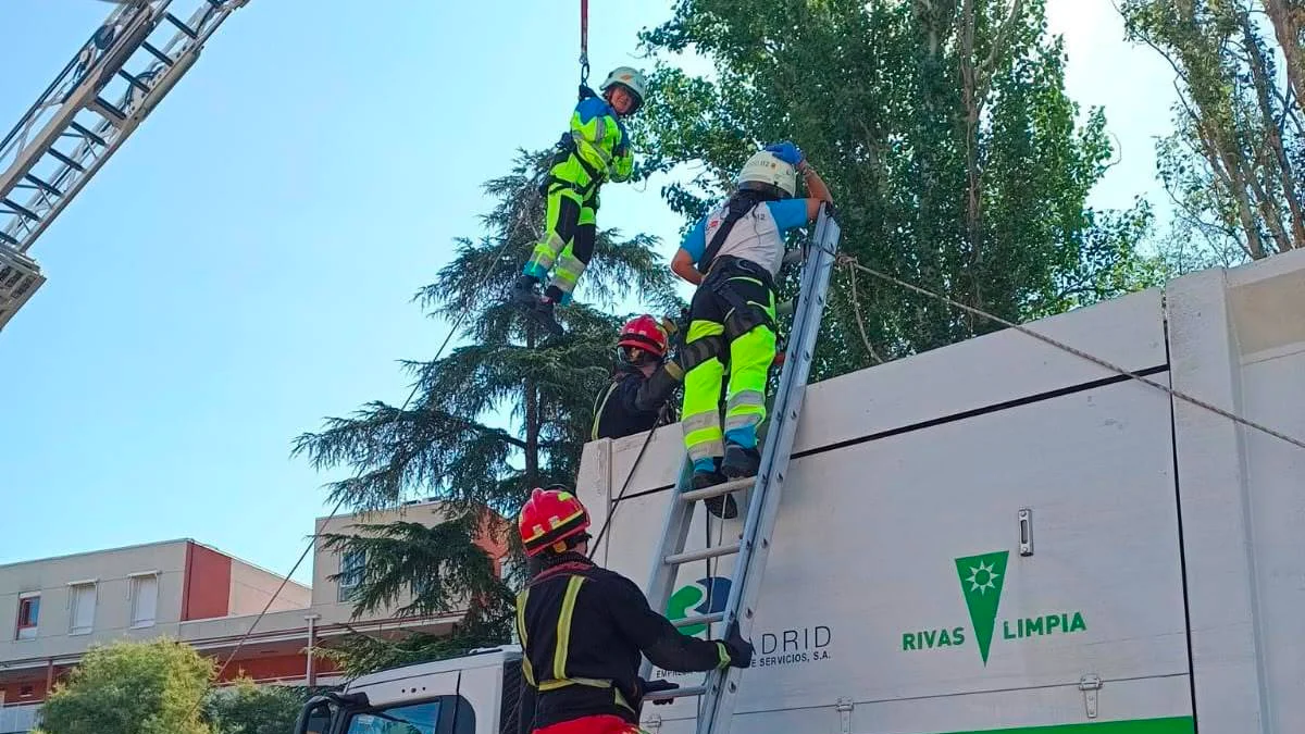 Herida grave una mujer que dormía en un contenedor de papel de Rivas al vaciar su contenido en un camión de reciclaje