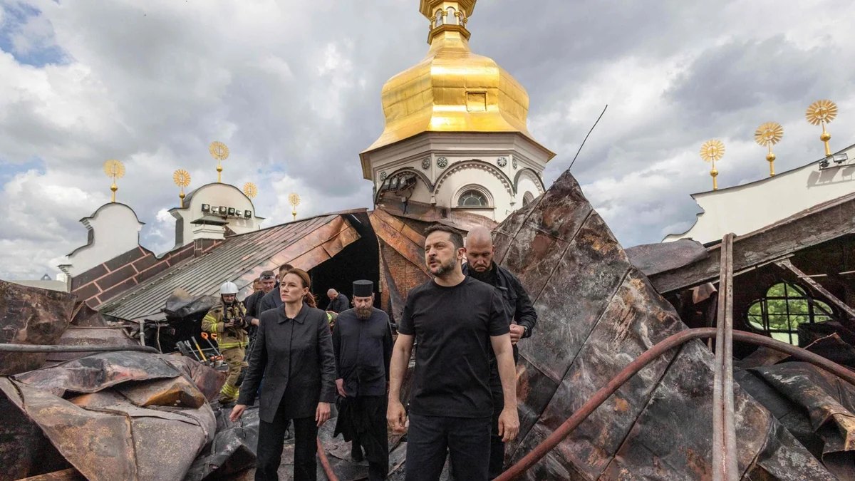 Colpo al cuore di Kiev, droni sulla cattedrale: “Nuova barbarie russa”